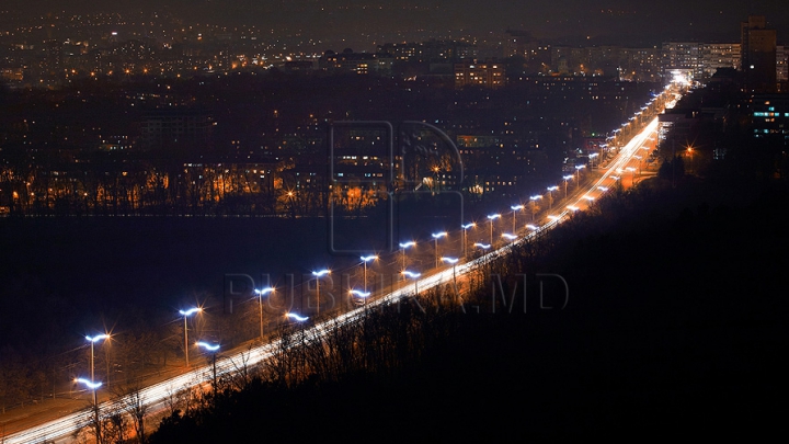 Feerie pe străzile capitalei. Cum arată Chişinăul nocturn în ajunul sărbătorilor de iarnă (GALERIE FOTO)