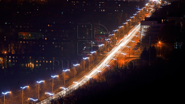 Feerie pe străzile capitalei. Cum arată Chişinăul nocturn în ajunul sărbătorilor de iarnă (GALERIE FOTO)