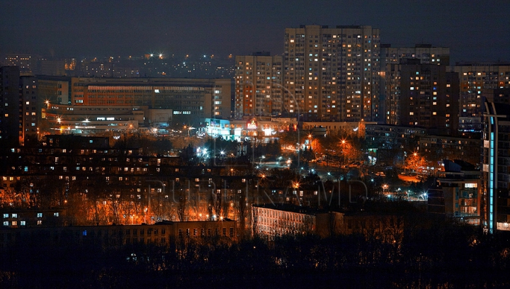 Feerie pe străzile capitalei. Cum arată Chişinăul nocturn în ajunul sărbătorilor de iarnă (GALERIE FOTO)