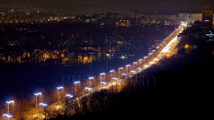 Feerie pe străzile capitalei. Cum arată Chişinăul nocturn în ajunul sărbătorilor de iarnă (GALERIE FOTO)