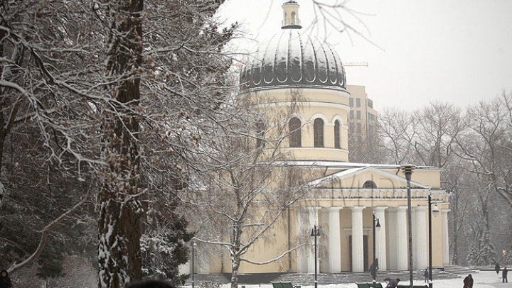 Ninsori, vreme rece şi vânt îndrăzneţ în ultima zi de weekend