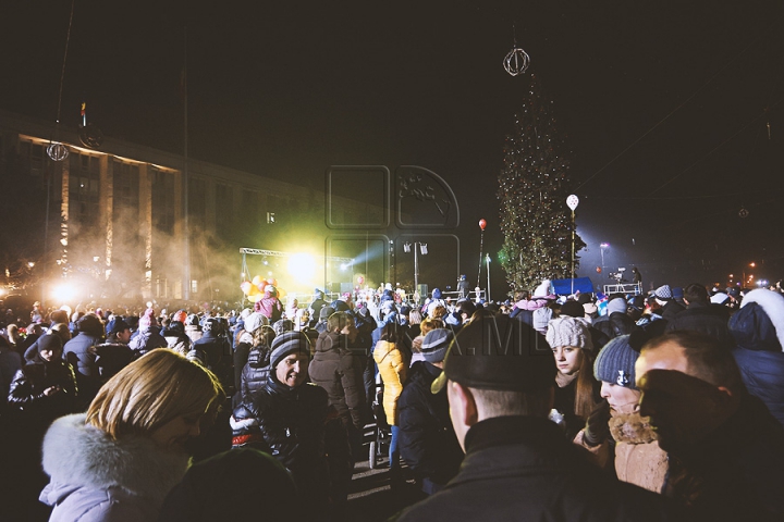 START sărbătorilor de iarnă la Chişinău! Chirtoacă a avut rolul de Moş Crăciun (FOTO)