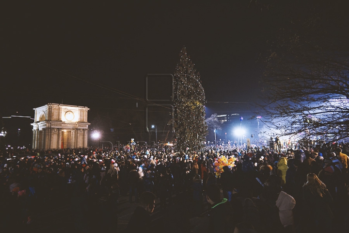 START sărbătorilor de iarnă la Chişinău! Chirtoacă a avut rolul de Moş Crăciun (FOTO)