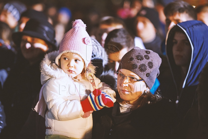 START sărbătorilor de iarnă la Chişinău! Chirtoacă a avut rolul de Moş Crăciun (FOTO)