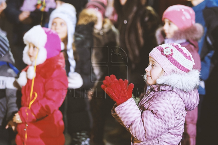 START sărbătorilor de iarnă la Chişinău! Chirtoacă a avut rolul de Moş Crăciun (FOTO)