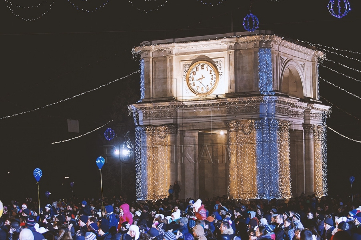 START sărbătorilor de iarnă la Chişinău! Chirtoacă a avut rolul de Moş Crăciun (FOTO)