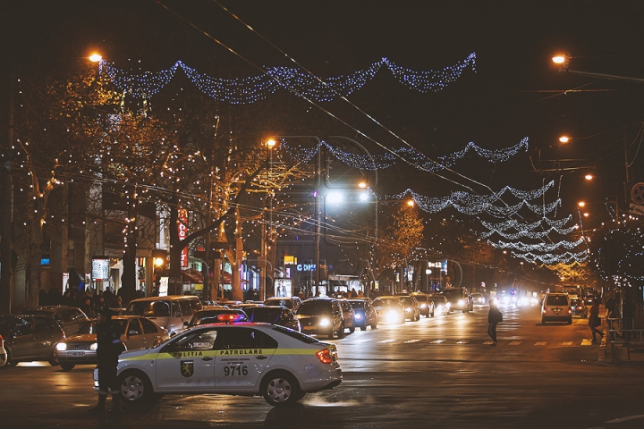 START sărbătorilor de iarnă la Chişinău! Chirtoacă a avut rolul de Moş Crăciun (FOTO)