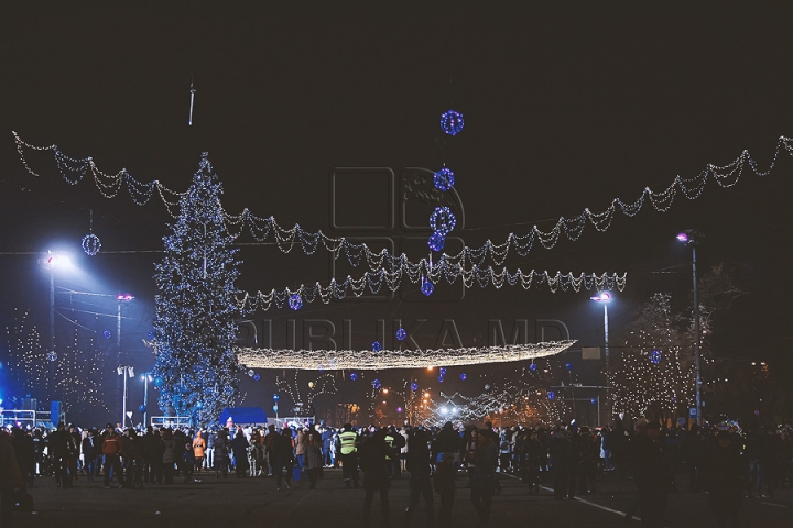 START sărbătorilor de iarnă la Chişinău! Chirtoacă a avut rolul de Moş Crăciun (FOTO)