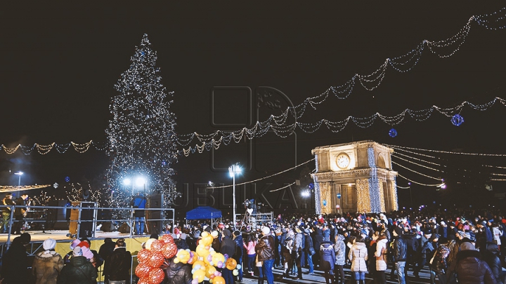 START sărbătorilor de iarnă la Chişinău! Chirtoacă a avut rolul de Moş Crăciun (FOTO)