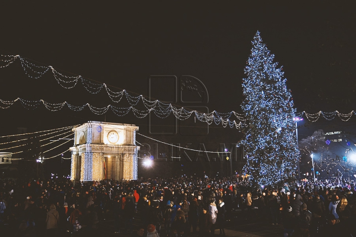 START sărbătorilor de iarnă la Chişinău! Chirtoacă a avut rolul de Moş Crăciun (FOTO)