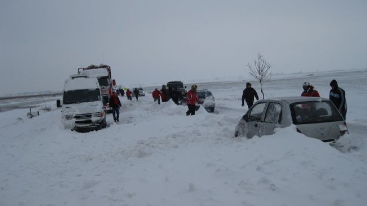 Victime ale troienelor! Zeci de mașini rămân blocate pe traseul Chişinău - Vulcăneşti