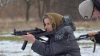 NO COMMENT! Cum îşi apără ţara o mătuşică din Ucraina (VIDEO)