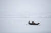 ATENŢIE, gheaţă subţire! Un pescar a fost salvat din apa lacului Ghidighici (VIDEO/FOTO)