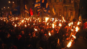 Mii de ucraineni cu torţe în mâini au luat cu asalt străzile din Kiev. Ce eveniment au marcat