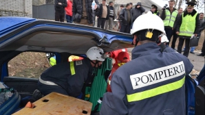 ALERTĂ la Cahul! Două vehicule s-au lovit, iar o femeie a fost prinsă în fiarele unei maşini (VIDEO)