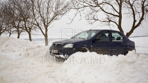 BLOCAŢI ÎN NĂMEŢI! Cinci oameni, în pericol pe traseul Peresecina-Donici
