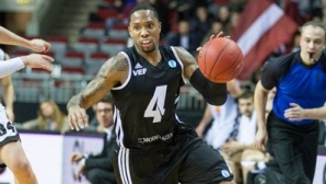 Bătaie la un meci de baschet! Un spectator rebel a fost doborât de un jucător (VIDEO)