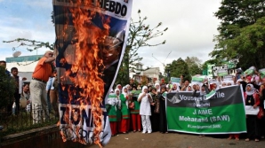 Spirite încinse în Turcia. Un cotidian a preluat caricaturi din revista Charlie Hebdo