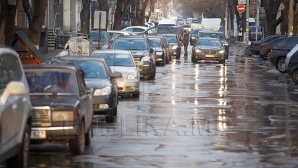 Haos pe drumuri! Motivul pentru care şoferii nu sunt amendaţi pentru ignorarea marcajului