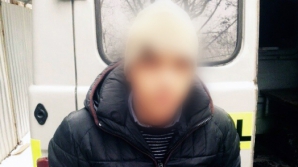 PRINS ÎN FLAGRANT! Un tânăr a fost scos de guler dintr-un troleibuz din Chişinău (VIDEO)