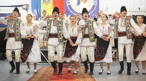 Vor ca Moldova să-şi păstreze valorile. Tradiţia portului popular la "Moldova, ţară de minune"