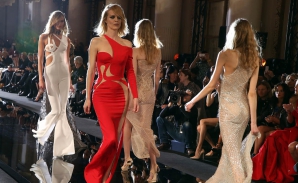 Surpriză la săptămâna modei de la Paris. Un model celebru a prezentat o nouă colecţie de lenjerie