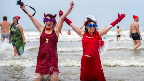 Nu s-au putut opune tradiţiei! Francezii au intrat cu sutele în Marea Nordului (VIDEO)