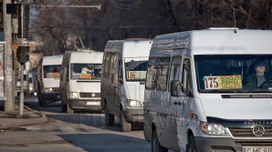 Pericol în transportul public. Ce a păţit o tânără în timpul călătoriei cu maxi-taxiul (VIDEO)
