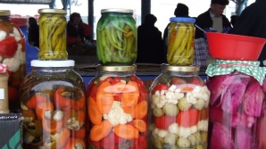 Necazul unor pensionari! Își vând și ultimele borcane cu murături pentru a supraviețui