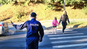 Inspectorii de patrulare, în acţiune! Zeci de șoferi şi pietoni au fost AMENDAŢI