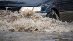 O ţeavă spartă a inundat strada Vadul lui Vodă din capitală. Mai multe maşini au fost blocate
