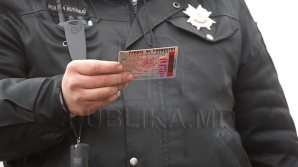 Trei poliţişti din Hânceşti, reţinuţi pentru că ar fi cerut mită de la un şofer