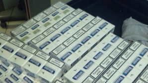 Contrabandă la frontieră. Câte mii de ţigarete au găsit vameşii în două maşini