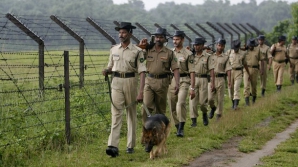Aşa ceva nu ai mai văzut. Grănicerii din India merg câte 10 pe o motocicletă (VIDEO)