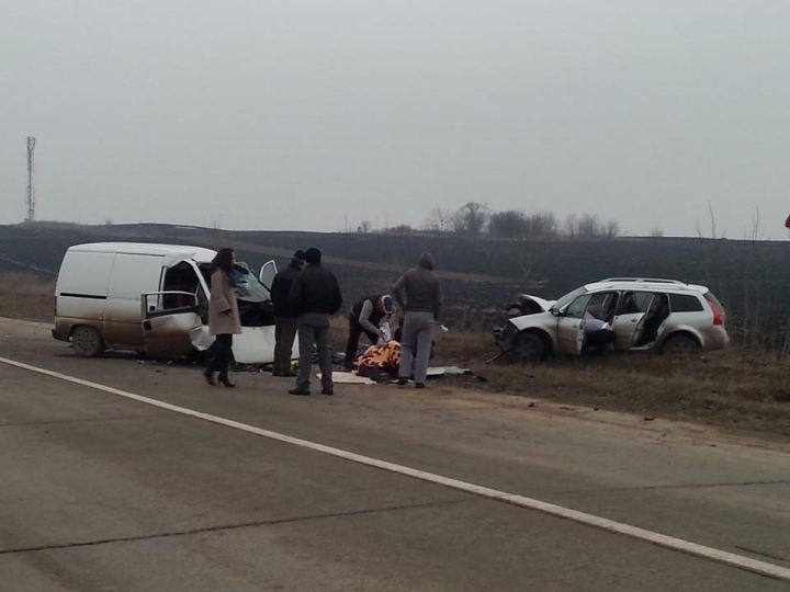 Accident grav pe traseul Chișinău – Bălți. Două maşini s-au lovit frontal (FOTO)