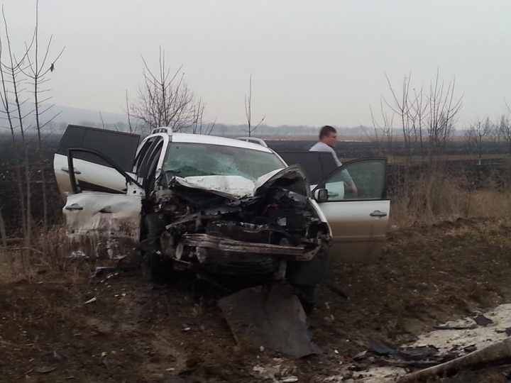 Accident grav pe traseul Chișinău – Bălți. Două maşini s-au lovit frontal (FOTO)