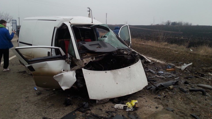 Accident grav pe traseul Chișinău – Bălți. Două maşini s-au lovit frontal (FOTO)