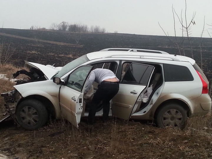 Accident grav pe traseul Chișinău – Bălți. Două maşini s-au lovit frontal (FOTO)