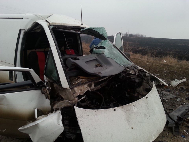 Accident grav pe traseul Chișinău – Bălți. Două maşini s-au lovit frontal (FOTO)