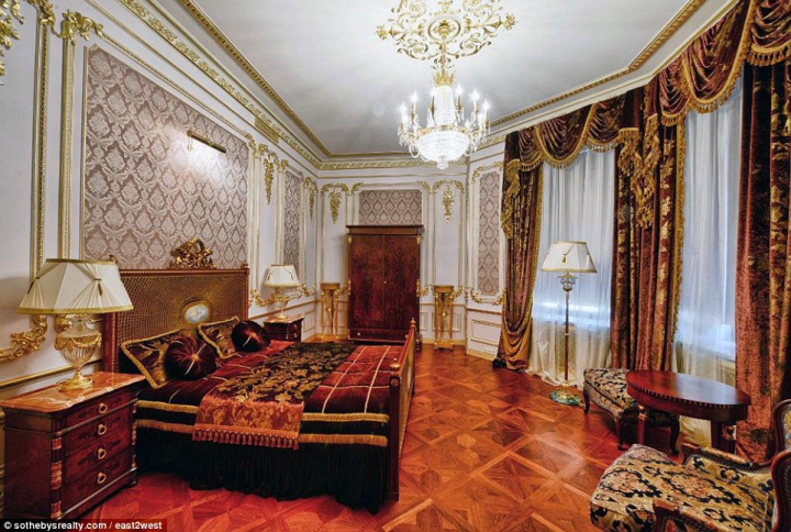 Unii ruşi îşi vând palatele de lux. Cât costă o casă de vis din cel mai select cartier al Rusiei (FOTO)