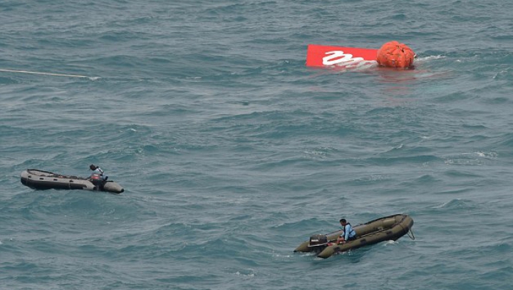 Una dintre cele două cutii negre ale avionului AirAsia a fost recuperată de la locul catastrofei