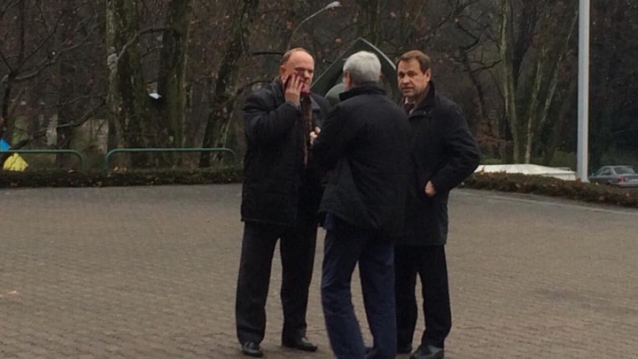 Un deputat comunist din Rusia a fost stropit cu sânge în timpul unui miting pro-ucrainean (FOTO)