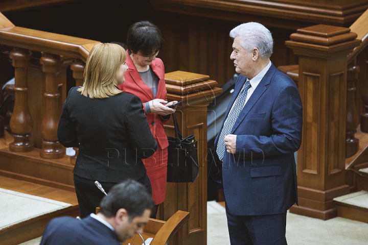 Discuţii tainice şi gesturi reprezentative la şedinţa Parlamentului (FOTOREPORT)