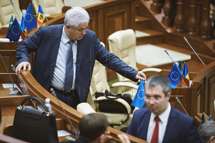 Discuţii tainice şi gesturi reprezentative la şedinţa Parlamentului (FOTOREPORT)