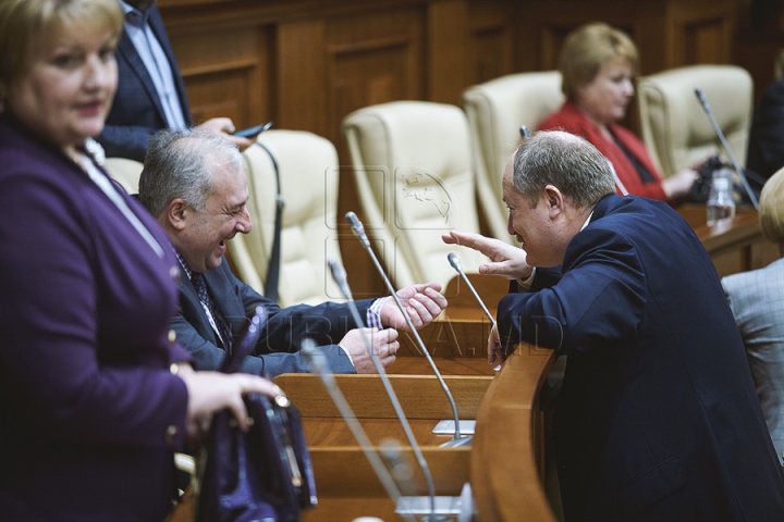 Discuţii tainice şi gesturi reprezentative la şedinţa Parlamentului (FOTOREPORT)