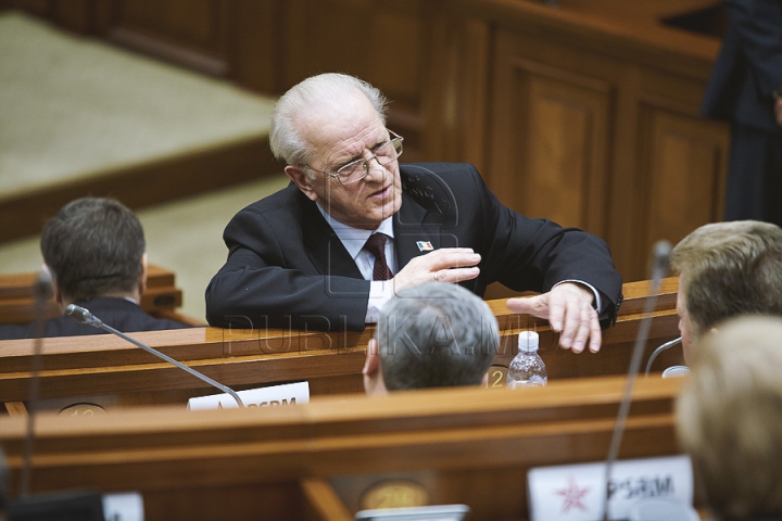 Discuţii tainice şi gesturi reprezentative la şedinţa Parlamentului (FOTOREPORT)