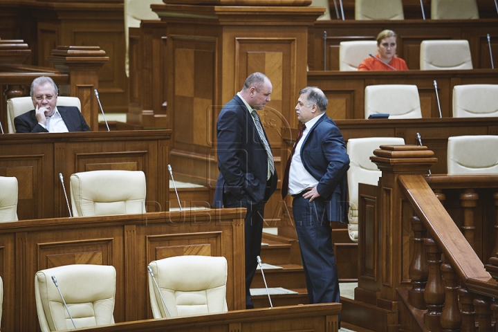 Discuţii tainice şi gesturi reprezentative la şedinţa Parlamentului (FOTOREPORT)