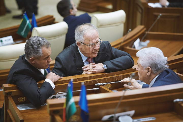 Discuţii tainice şi gesturi reprezentative la şedinţa Parlamentului (FOTOREPORT)