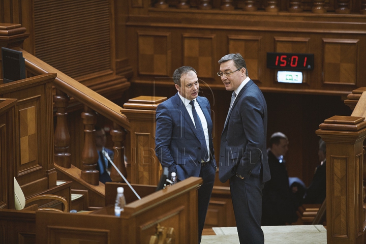 Discuţii tainice şi gesturi reprezentative la şedinţa Parlamentului (FOTOREPORT)