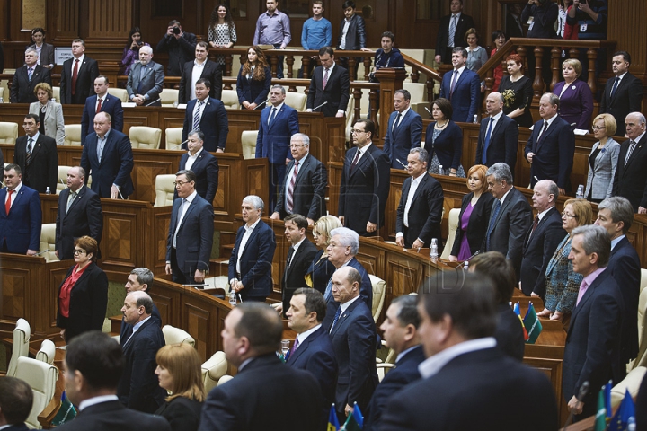 Discuţii tainice şi gesturi reprezentative la şedinţa Parlamentului (FOTOREPORT)